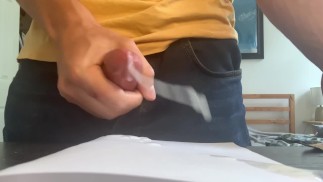 Cornea al lavoro - Sparare sperma su un pezzo di carta