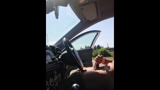 Branler dans la voiture en public - bite flash sur l’autoroute