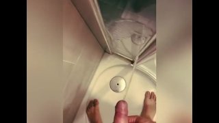 Me encanta orinar en la ducha, puedo ver los pies (volumen arriba)