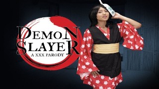 DEMON SLAYER VR 포르노에서 Makomo로 아시아 십대 마이 타이어와 섹스 세션