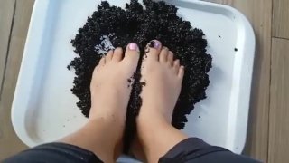 Kleine zachte latina voeten spelen met vuil 1