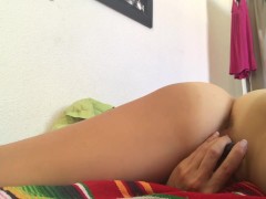 Sticking my pussy with a dildo until I cum while watching porn 