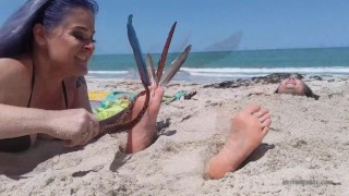 "Bitchy Beach Tickles" avec Whitney Morgan et Nyssa Nevers
