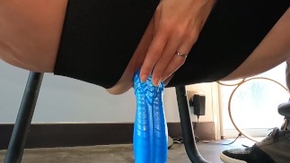 Моя сводная сестра насаживается на огромный фаллоимитатор в свою проколотую пизду и скачет на моем члене, чтобы получить сперму