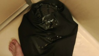 писает в юбку.