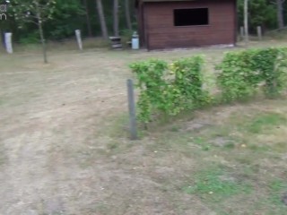 Comme une baise, une salope de coup et de la déglutition, pour tout le monde, a été présentée au lac! Partie 1