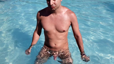 Naked en una piscina pública y atrapado