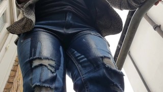 Ungezogenes Mädchen Pisst In Ihre Enge Jeans, Ansicht Von Unten