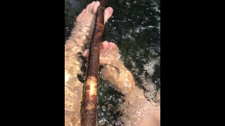 natuurlijke tenen in het water