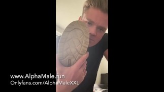 Heterosexuell britischer Baumeister schimpft auf Schwulen, weil er seine Arbeitsstiefel im Haus träg