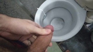 Morning pee with a boner 