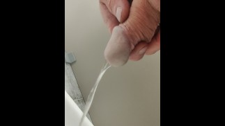 Пописать в туалет городского торгового центра.