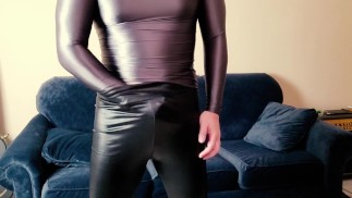 Spandex-Junge masturbiert und isst mein eigenes Sperma