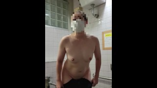 Puta se masturba loca mientras chorros mucho en un baño público por la noche