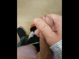 2 个直男偷偷溜出去聚会，一个正在自慰另一个到巨大的射精