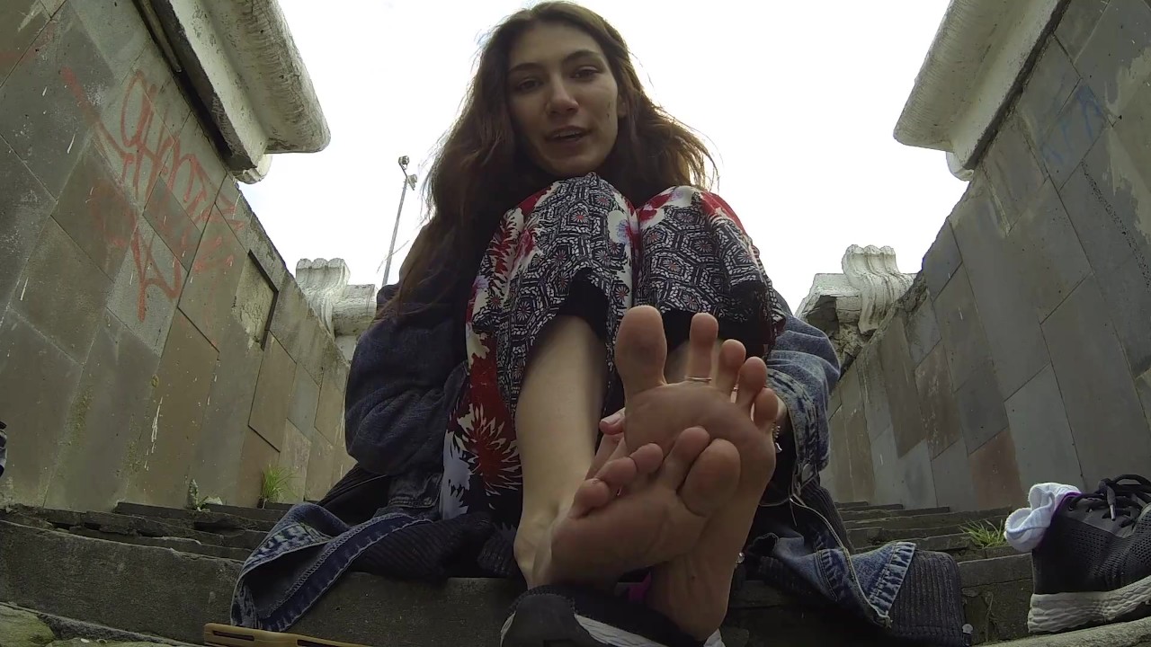 Nina yo feet