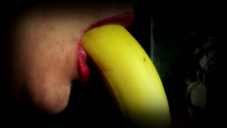 Juego oral erótico con plátano - Agata Anallove