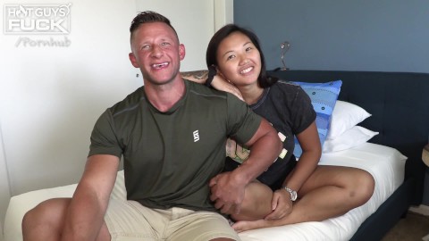 Ripped DILF Heath Hooks avec une jeune femme asiatique Thick pour son premier porno!