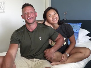 Ripped DILF Heath Hooks Avec Une Jeune Femme Asiatique Thick Pour Son Premier Porno!