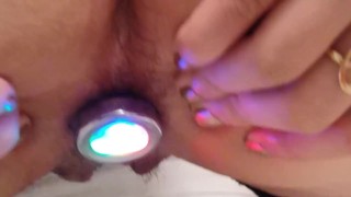 Mi primera vez usando un tapón anal con luces en mi culo apretado mientras juego con mi clítoris ASMR