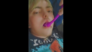 Homem trans chupa suco de buceta de vibrador inserível