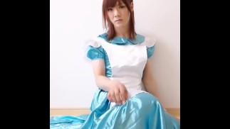 Japanische Crossdresserin MARY trägt Satin-Alice-Dienstmädchenkleid - VOLLSTÄNDIGES VIDEO AUF ONLYFANS