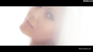 Гламурный стриптиз от красивой блондинки-модели