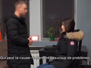 DEBT4k. Un mec sort une bite_dure d'un pantalon pour leravissant débiteur