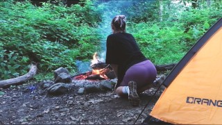 Echte seks in het bos. Een toerist geneukt in een tent