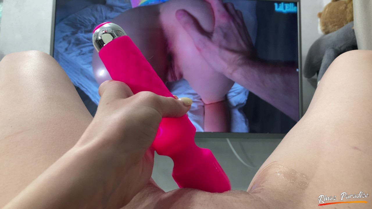 Entretener a mi coño después del trabajo con un vibrador rosa mientras está  solo en casa