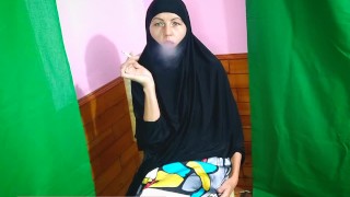 Nestydatá Afghánská Muslimská Manželka Kouří