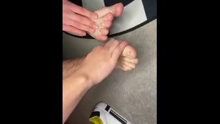 Marc McAulay laat deze tiener twink voet aanbidden zijn grote voeten
