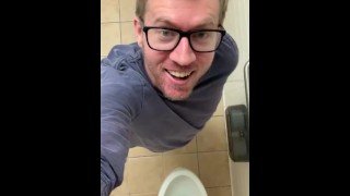 Plassen in openbaar toilet overhead shot sexy mannelijke plassen Fetish