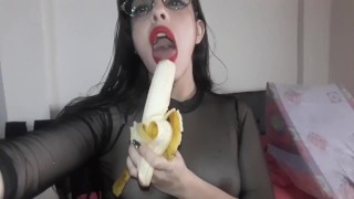 Sono così eccitato che ingoio e succhio una deliziosa banana, vorrei che fosse la tua banana