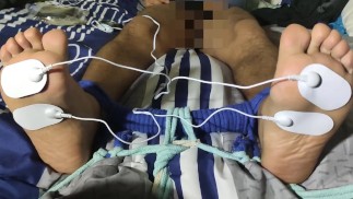 男性脚折磨 - 脚电鞋底