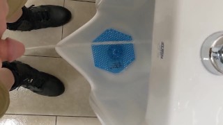Orinando en público urinario en el trabajo 2