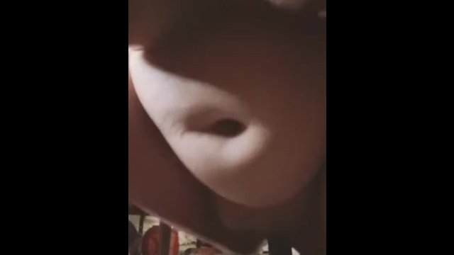 Толстушка скачет на большом количестве фаллоимитаторов