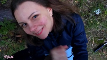 Рискованный отсос на публике. Гуляли в парке, увидели поле, я решили отсосать его член