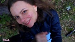 Рискованный отсос на публике. Гуляли в парке, увидели поле, я решили отсосать его член