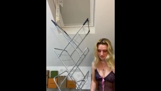 Elegante Cam Girl Britânica Demonstra Seu Valor Como Esposa Pendurando A Roupa Lavada