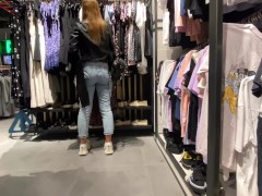 Video The Girl Worked out the Purchase right in the Locker Room of the Shopping Center