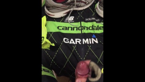 Cumming sobre el kit de ciclismo de amigos