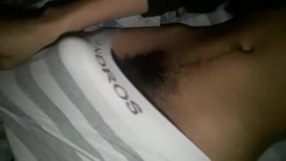 Chico latino de la escuela muestra el poder de su polla gruesa y dura 