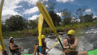 Guy se fait baiser près d’une rivière près de la fin