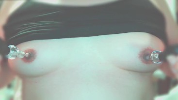 ニップルポンプで女性化した乳首を吸引　Suck the feminized nipple with a nipple pump.