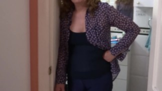 Наша возбуждённая волосатая горничная красуется и мастурбирует огромным фаллоимитатором моей латиноамериканской жены