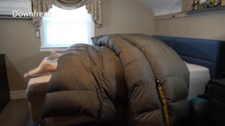 Naar beneden Fetish Puffy jasje minnaar humpt gigantisch op bed. Teaser