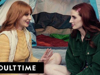 ADULT TIME - Viaje De Campamento Lésbico Tribbing Con Lacy Lennon y Aria Carson