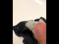 （射精）染み付きパンティーにシコって染みにぶっかけオナニー - Screenshot 10 of 16 - 人妻 パンティ