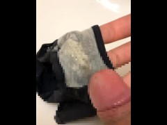 （射精）染み付きパンティーにシコって染みにぶっかけオナニー - Screenshot 14 of 16 - パンティ 射精